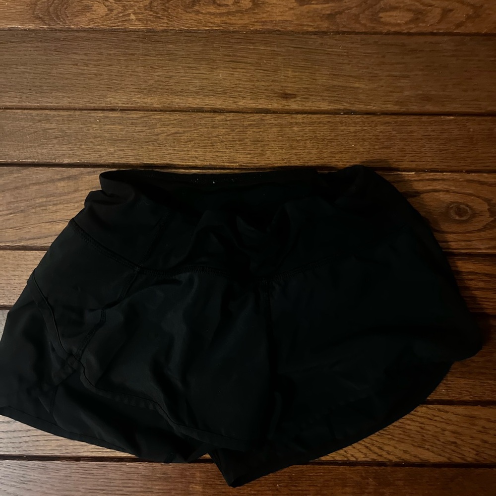 Lululemon black speed up low rise shorts 2.5” lined Size 4 regular